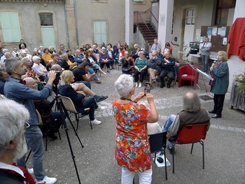 Une vaste assemblée réunie devant la Médiathèque