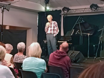 Jacques Ferret, présentant le festival (photo Michel Trihoreau)