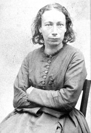 Portrait de Louise Michel (1830-1905), dite La Vierge rouge, institutrice et garde nationale pendant la Commune de 1871. Photographie de Charles Ernest Appert (1830-1890). 