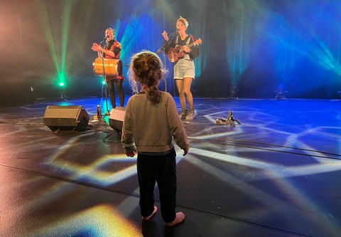 Jolie et fraîche prestation du duo Caramel et Cachichi, en français comme en brésilien, pour un grand éventail de spectateurs, de 4 à 84 ans (photo non créditée)