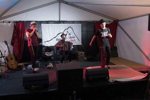 Trois ados en scène ouvertes : deux d'enrre eux jouent et chantent Brassens, le troisième les accompagne par des claquettes. Une des images fortes de ce très beau festival (photos Sébastien Cholier, sauf mention contraire)