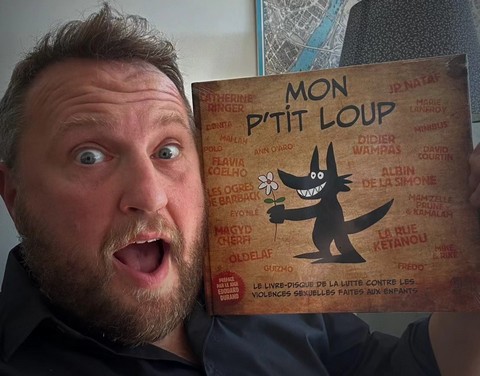 Oldelaf présente le livre-CD (photo non créditée tirée du facebook Mon p'tit loup)